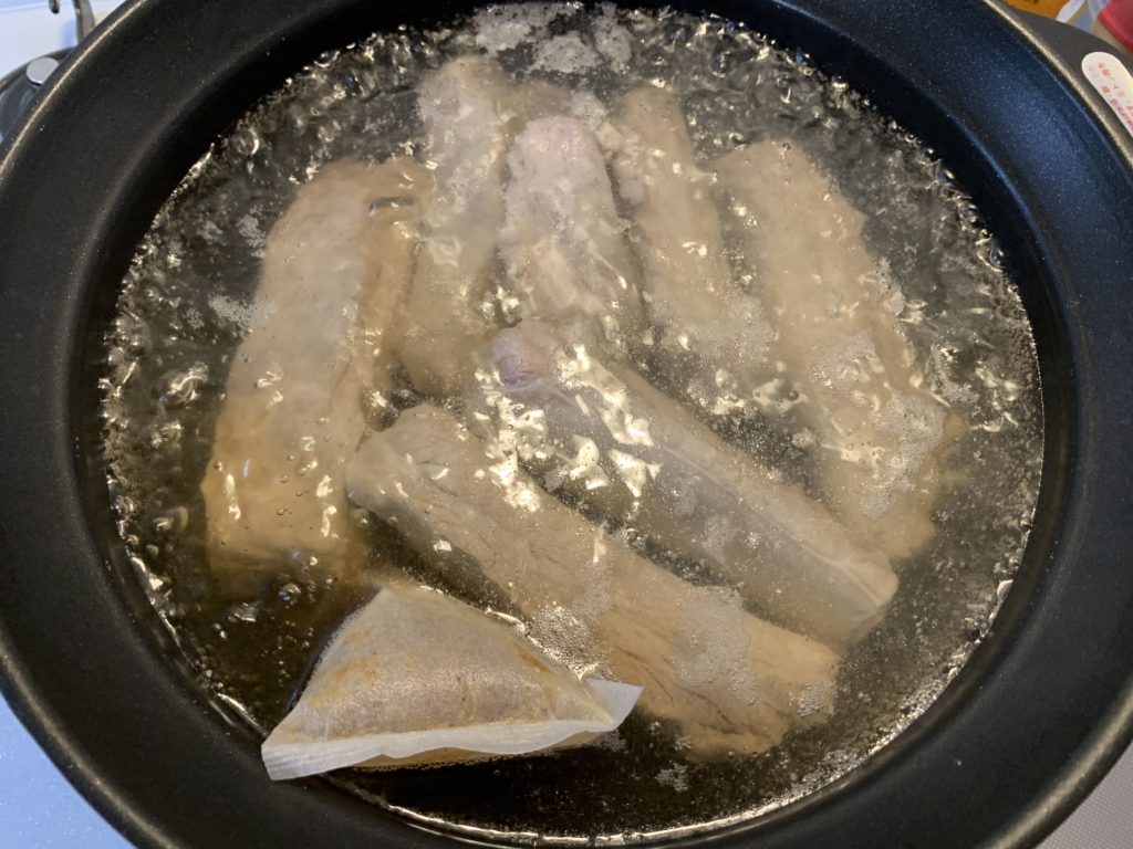 肉骨茶のパックとポークリブを投入