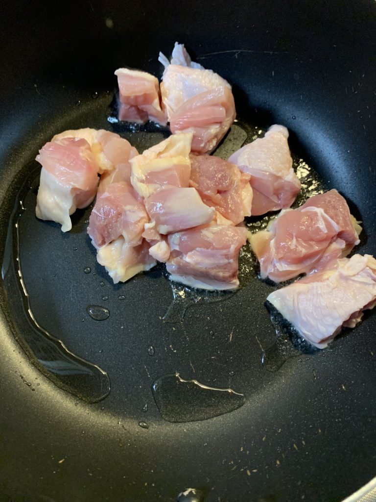 鶏肉を炒める
