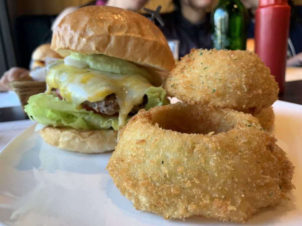 ダグズ・ワカモレチーズバーガーLAVAとダグズ・オニオンリング