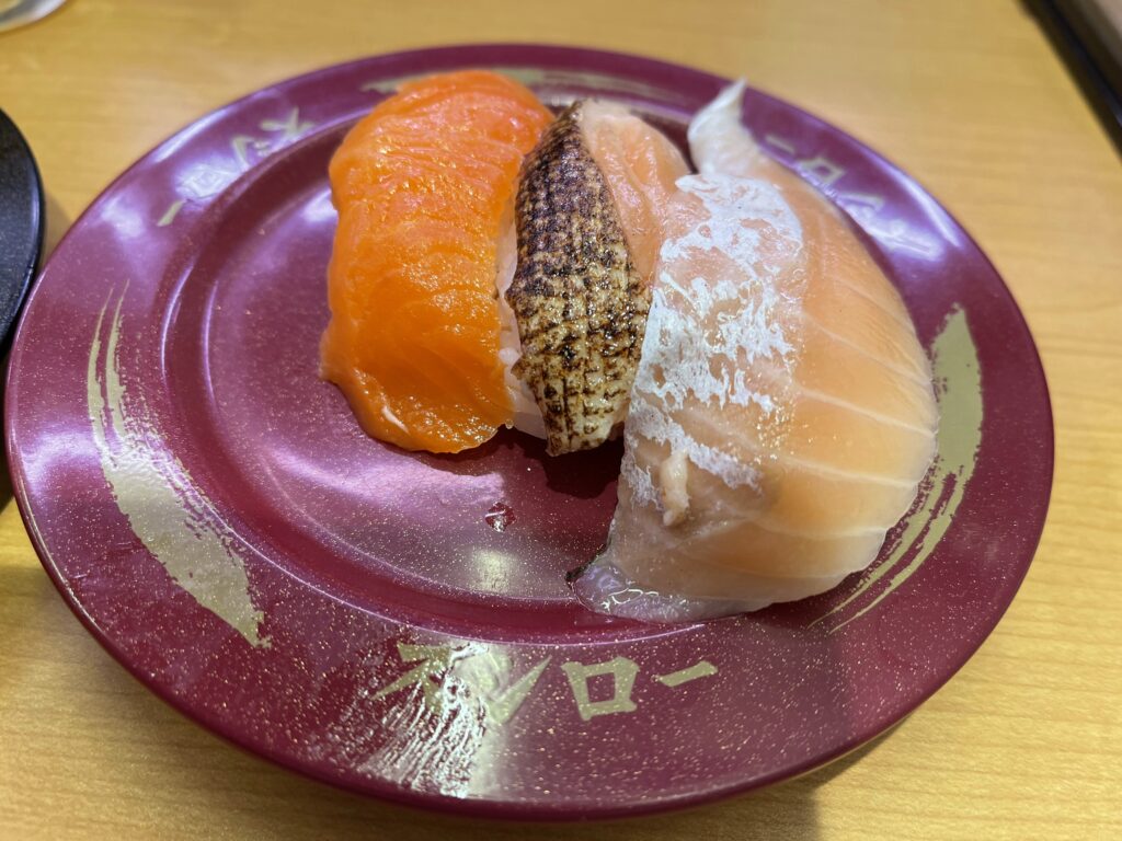 サーモン３貫盛り　170円
左からサーモン、焼きとろサーモン、とろサーモン