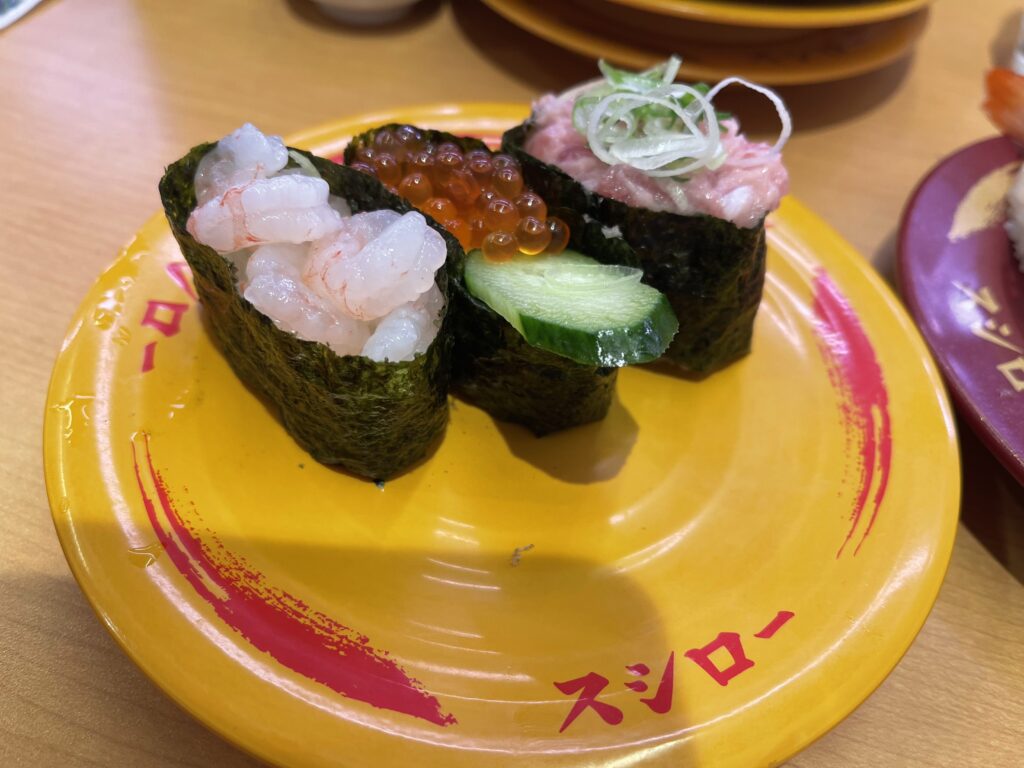 軍艦３貫盛り　120円
　左から甘エビ、いくら、ねぎまぐろ