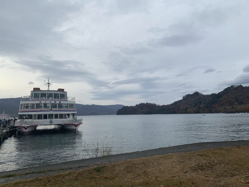 十和田湖と観覧船