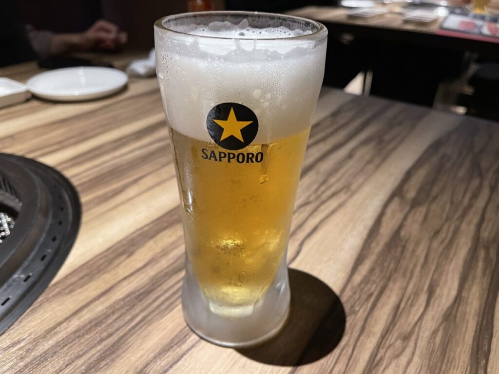 サッポロ黒ラベル中ジョッキ 650円(税込)