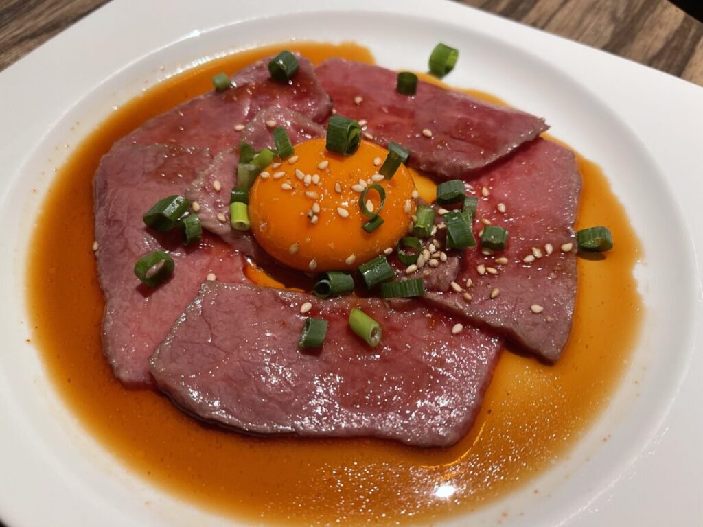 炙り霜降りユッケ 2,200円(税込)