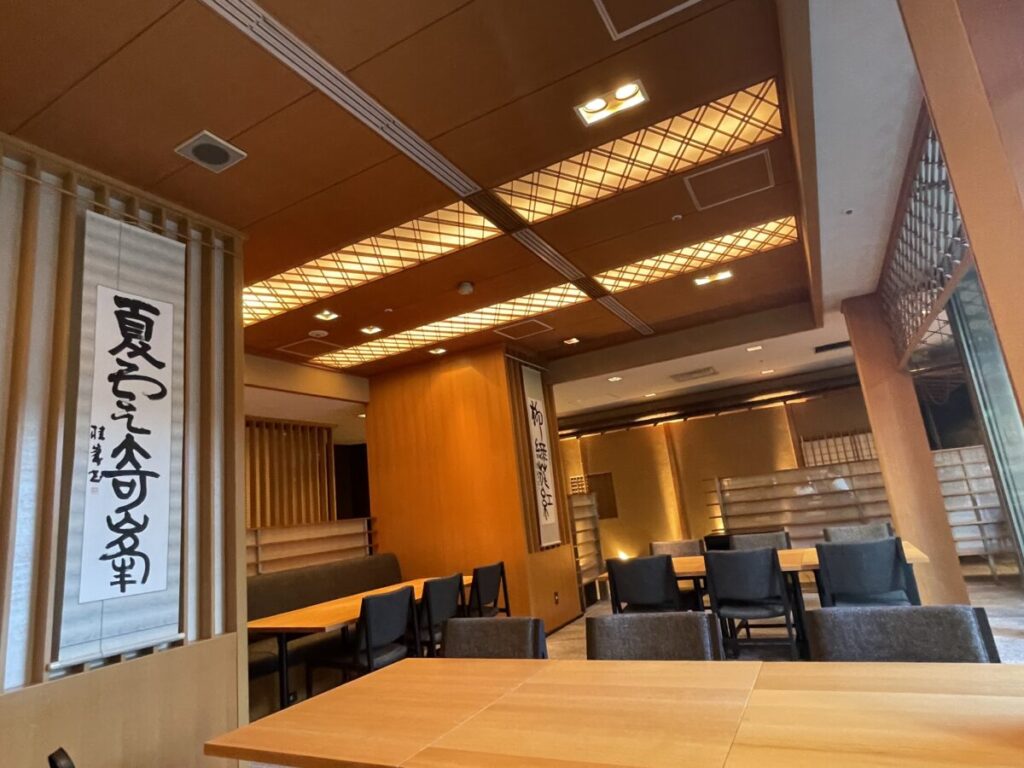 重厚感と温もりのある店内