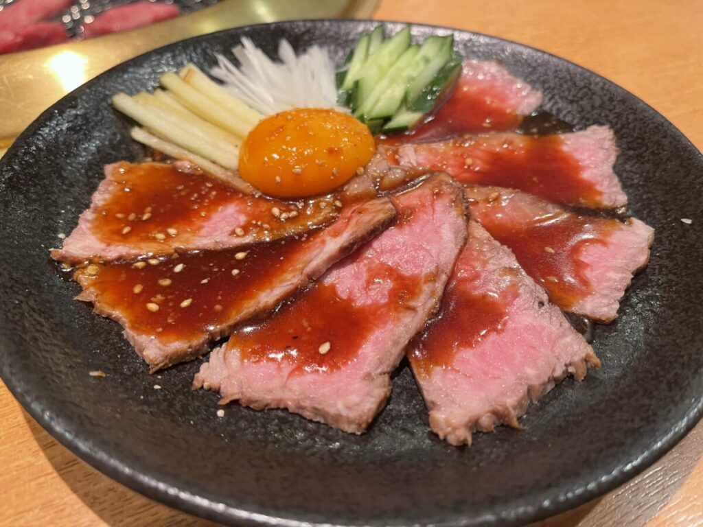 黒毛和牛ローストビーフ ユッケ仕立て 690円