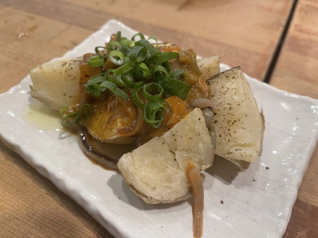 じゃがバター イカウニ酒盗のせ 605円