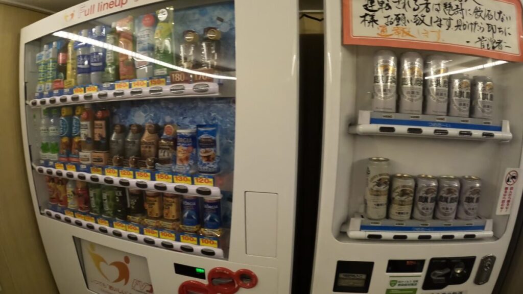 フェリー内の飲み物とビールの自販機