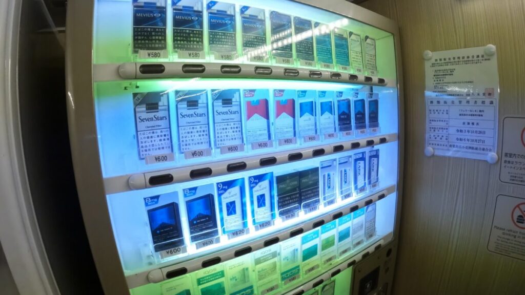 フェリー内のタバコの自販機