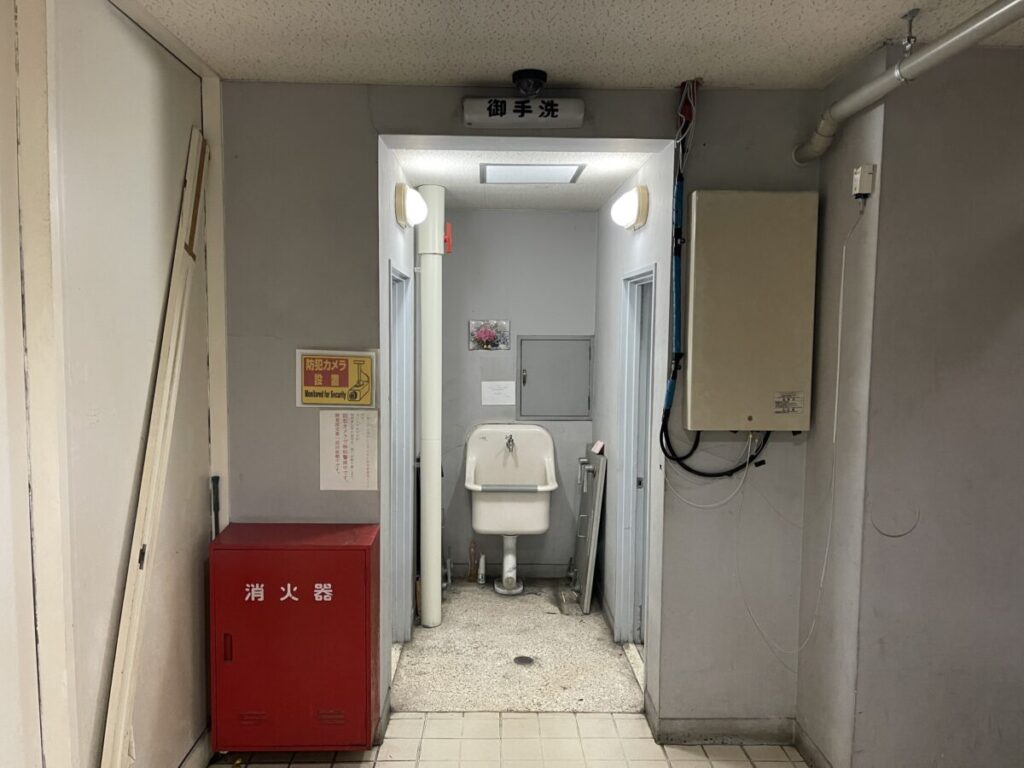 トイレはお店の外