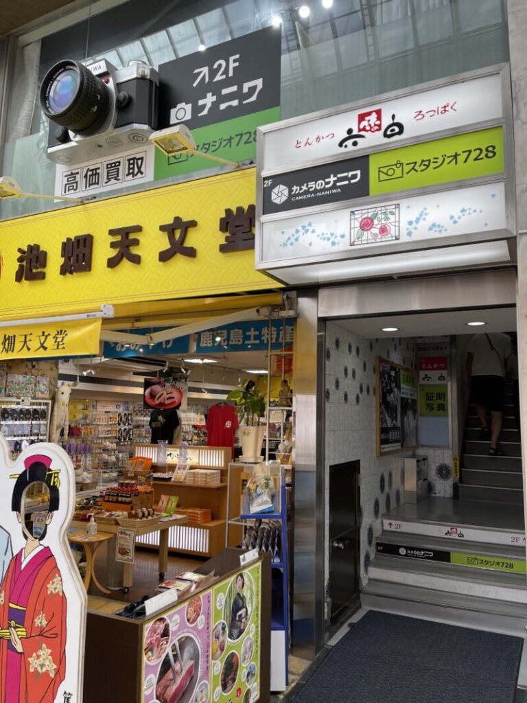 天文館本通りのアーケードにあります