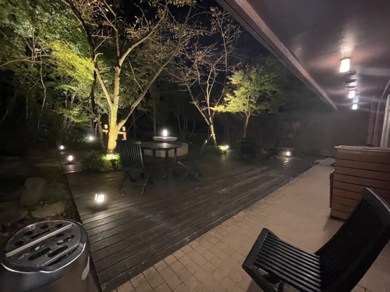 中庭にある足湯と喫煙所