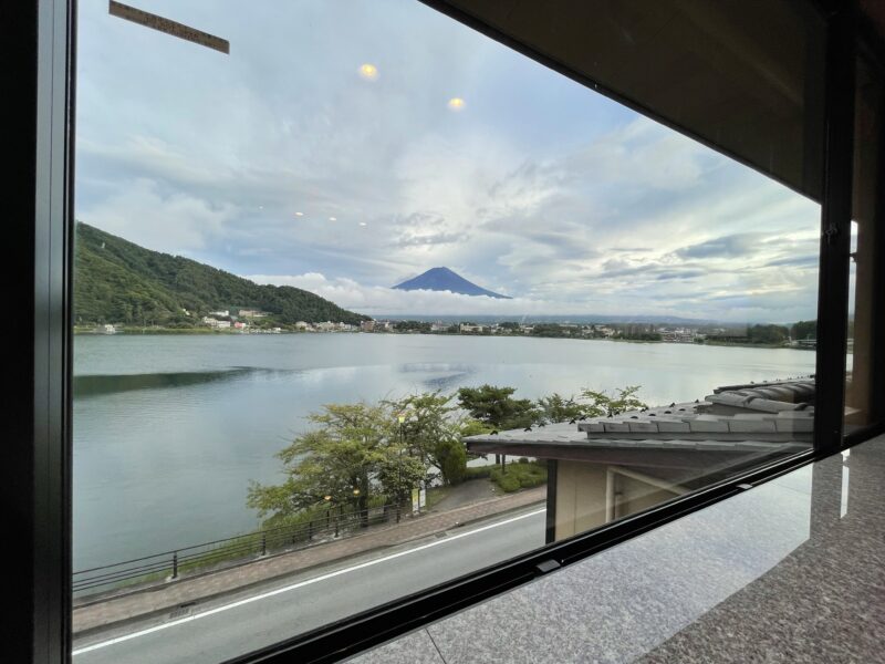 部屋からの河口湖と富士山