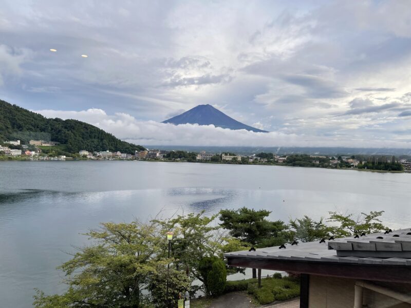 部屋からの河口湖と富士山