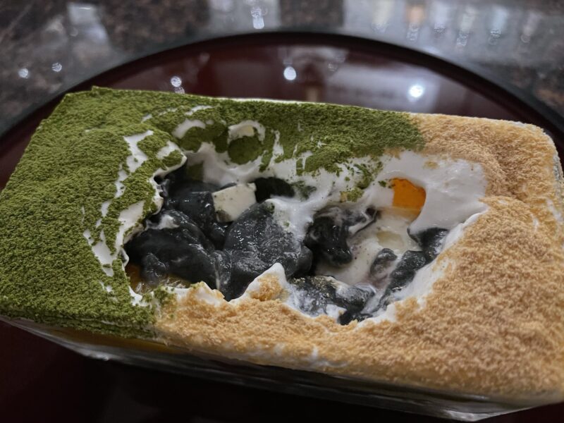 抹茶と黒ごまプリンのパフェ