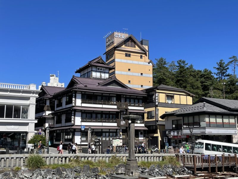 湯畑からの奈良屋