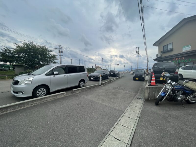 ケンちゃんラーメン鶴岡店前の路駐