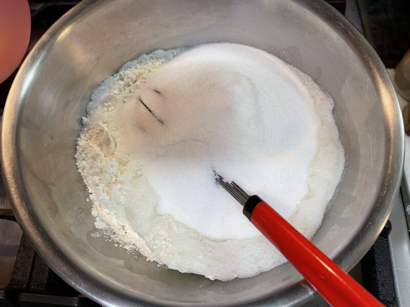 小麦粉と粗塩を入れる