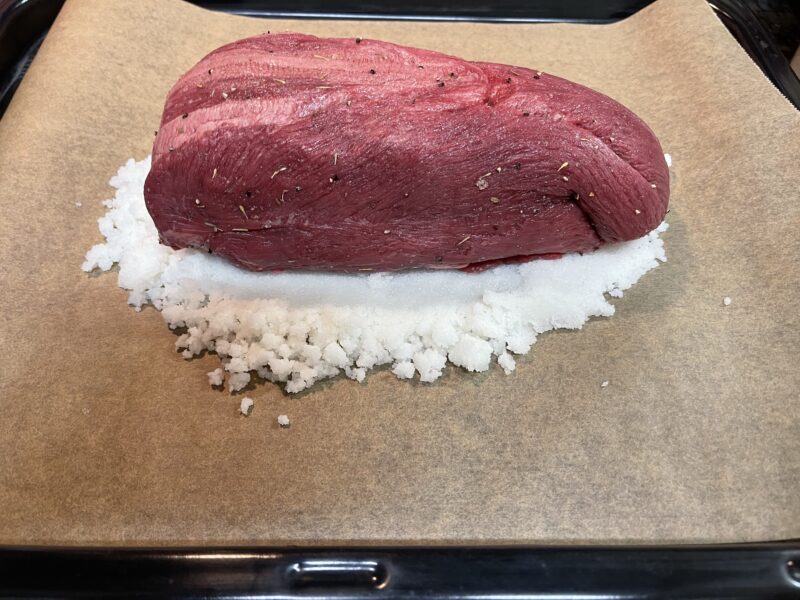 牛タンブロックを塩釜で覆う