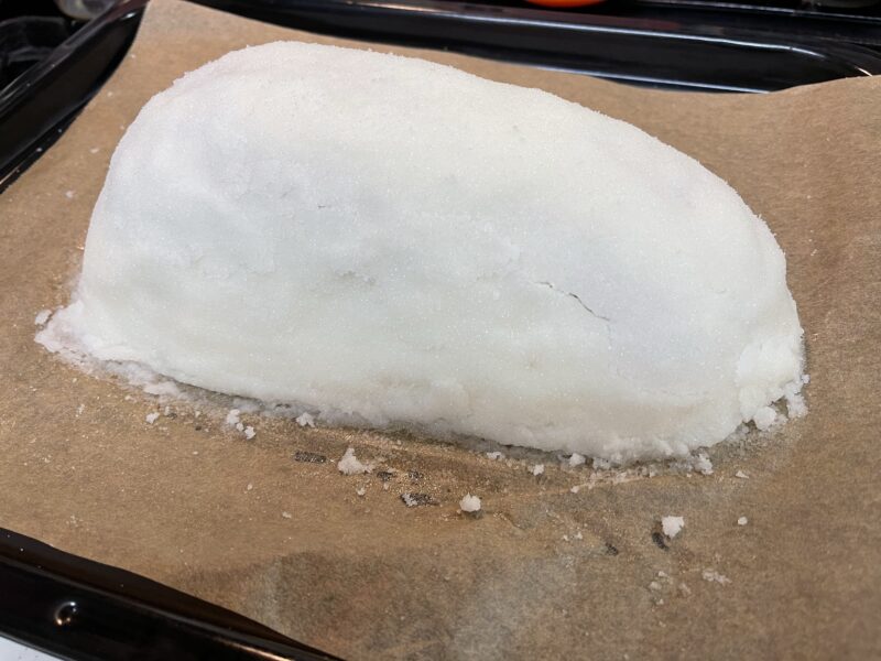 牛タンブロックを塩釜で覆う